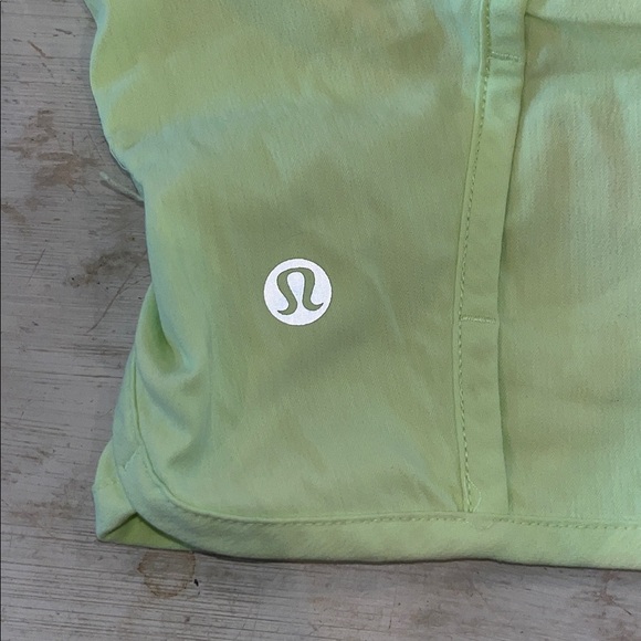 Lululemon Speed up Short neon yellow | size 4 - Picture 4 of 5